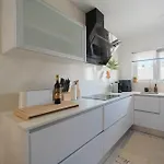 Appartamento Elegant 3-bed Family House With Large Pool Area *