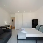 Elegant 3-bed Family House With Large Pool Area Appartamento *