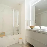 Elegant 3-bed Family House With Large Pool Area Appartamento