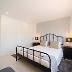 Elegant 3-bed Family House With Large Pool Area