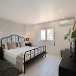 Elegant 3-bed Family House With Large Pool Area Appartamento *