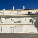 Elegant 3-bed Family House With Large Pool Area *