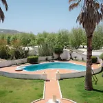 Elegant 3-bed Family House With Large Pool Area *