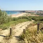 Elegant 3-bed Family House With Large Pool Area *