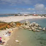 Elegant 3-bed Family House With Large Pool Area *