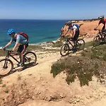 Elegant 3-bed Family House With Large Pool Area