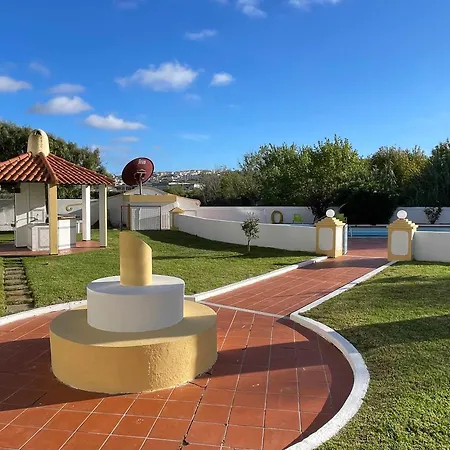 Elegant 3-bed Family House With Large Pool Area Appartamento Praia da Lourinhã