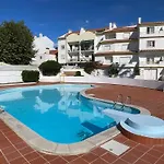 Apartmán Elegant 3-bed Family House With Large Pool Area