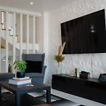 Apartmán Elegant 3-bed Family House With Large Pool Area *