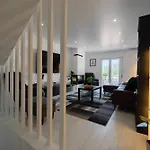 Apartmán Elegant 3-bed Family House With Large Pool Area *