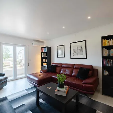 Elegant 3-bed Family House With Large Pool Area Апартаменты *