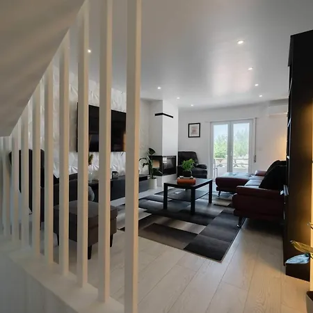 Апартаменты Elegant 3-bed Family House With Large Pool Area *