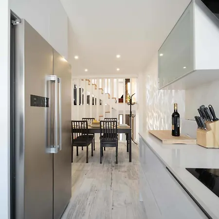 Апартаменты Elegant 3-bed Family House With Large Pool Area *