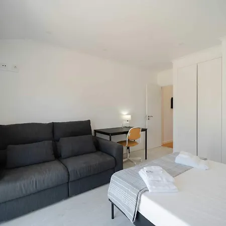 Elegant 3-bed Family House With Large Pool Area