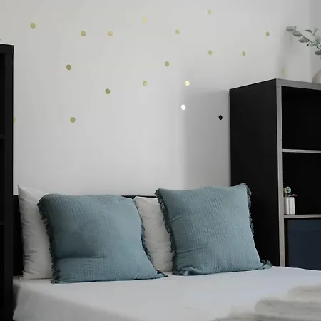 Elegant 3-bed Family House With Large Pool Area Апартаменты *