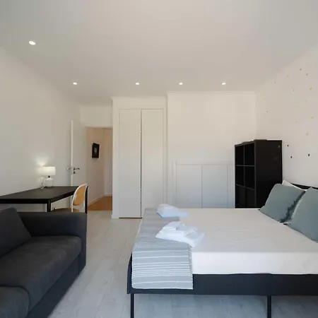 Elegant 3-bed Family House With Large Pool Area Апартаменты *