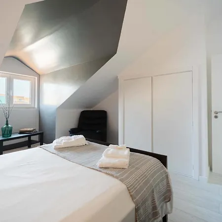 Elegant 3-bed Family House With Large Pool Area Апартаменты Praia da Lourinha