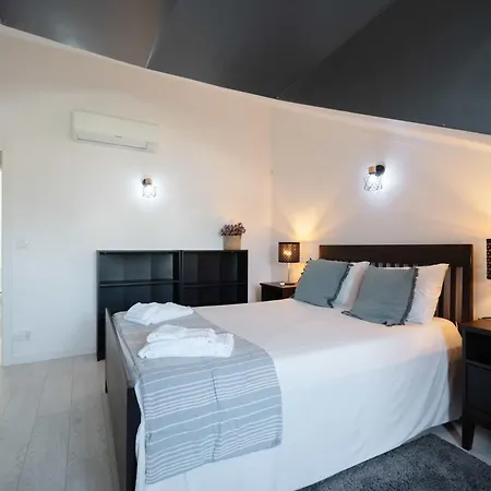 Апартаменты Elegant 3-bed Family House With Large Pool Area Praia da Lourinha