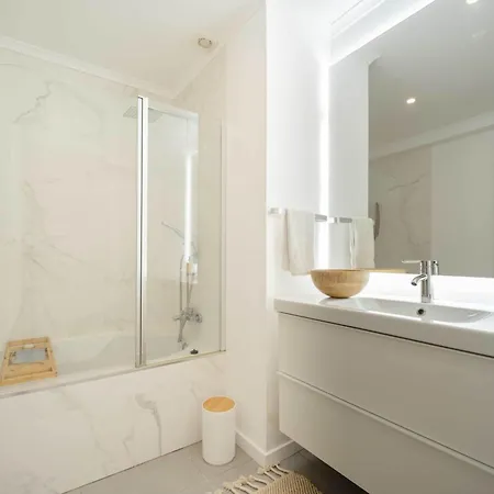 Elegant 3-bed Family House With Large Pool Area Апартаменты