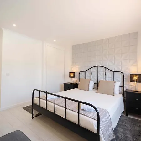 Elegant 3-bed Family House With Large Pool Area