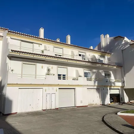 Апартаменты Elegant 3-bed Family House With Large Pool Area Praia da Lourinha