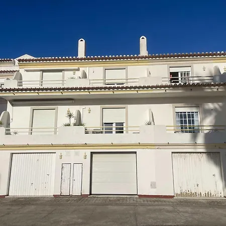 Elegant 3-bed Family House With Large Pool Area *