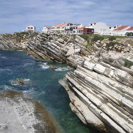 Elegant 3-bed Family House With Large Pool Area *