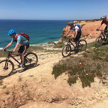 Elegant 3-bed Family House With Large Pool Area